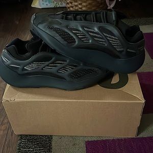 Yeezy 700 V3 Glow •worn•shoe strings